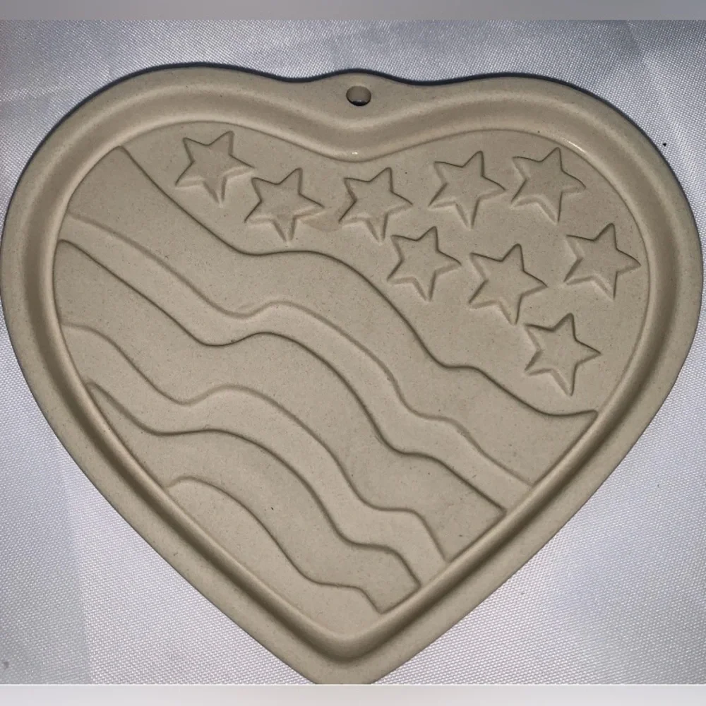 Pampered Chef Valentine’s Beige Patriotic Heart Stoneware Cookie Treats Mold NIB
